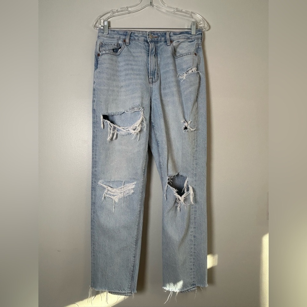 American Eagle mom jeans size 6 regular distressed high rise light wash denim